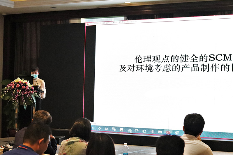 中国語が表示されたプレゼンテーションの様子